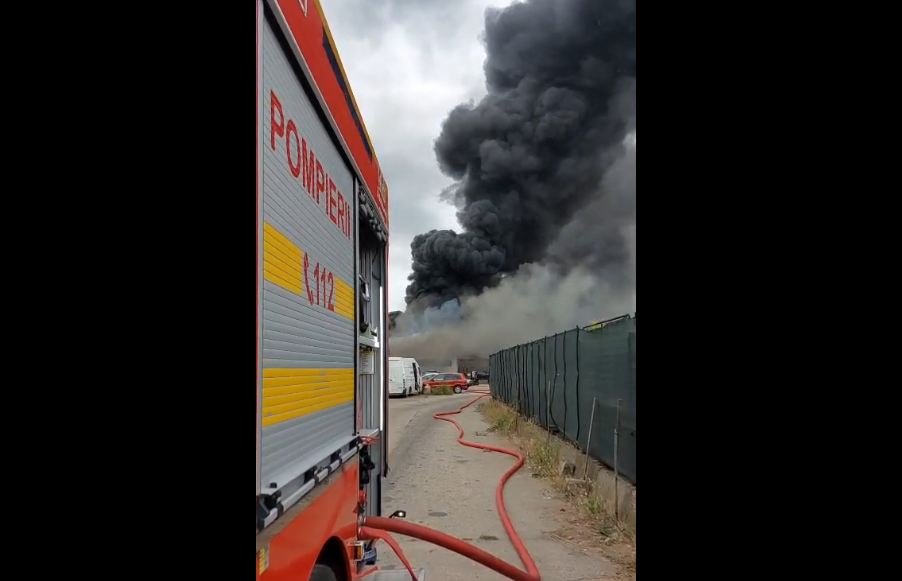 Incendiu cu degajări mari de fum la un depozit aflat în apropierea rafinăriei Lukoil din Ploieşti. Ard 1.000 mp. VIDEO