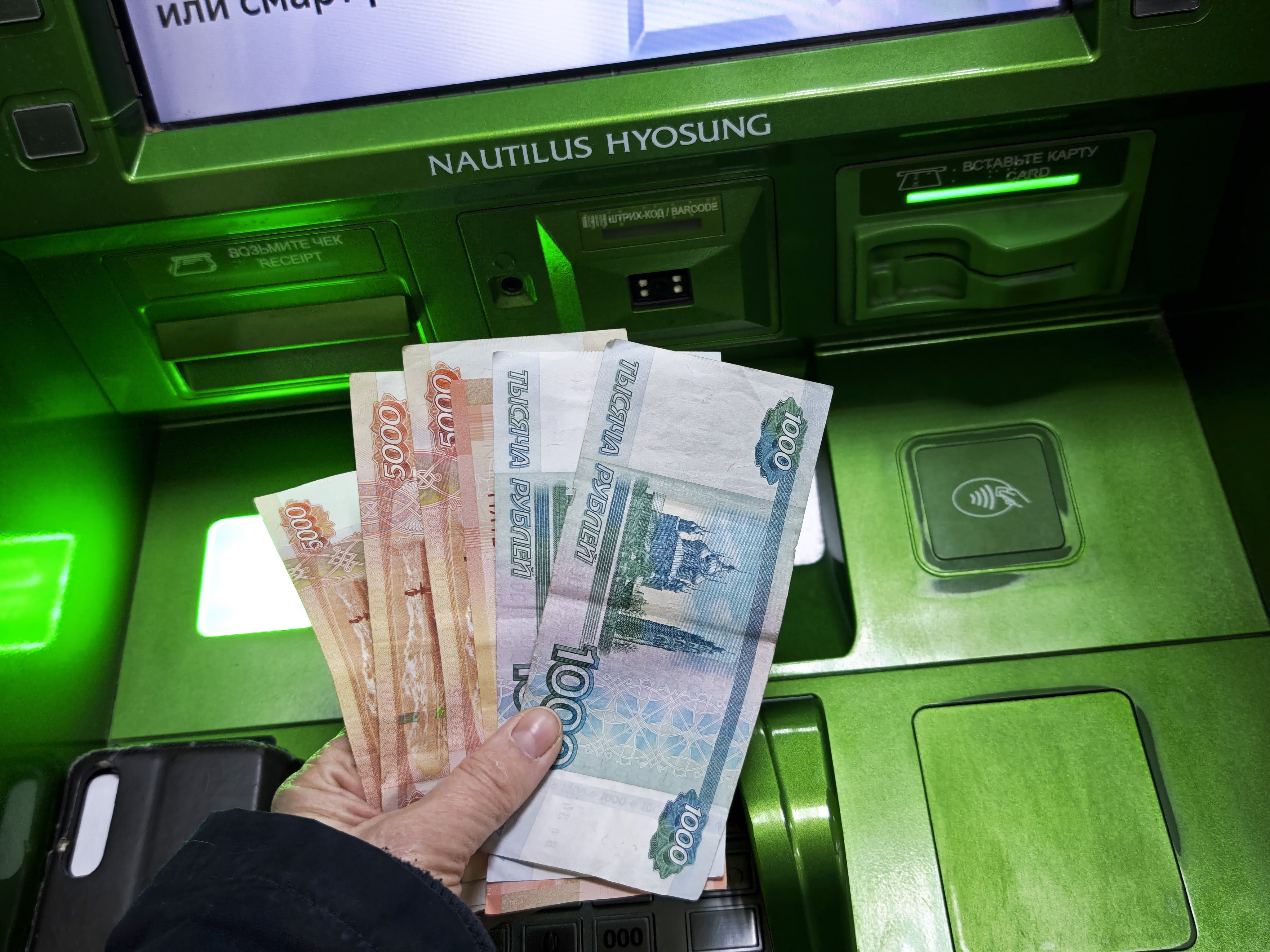 Rușii au luat cu asalt bancomatele. Au retras peste 15 miliarde de dolari în 3 luni. De ce se tem