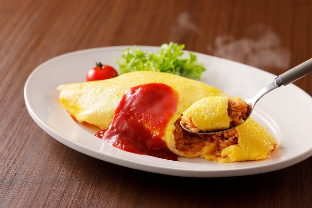 Omurice, preparatul japonez care a cucerit lumea. Secretul bucătarilor pentru a obține interiorul moale și cremos