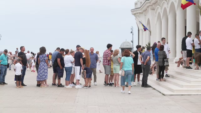 Vremea rea i-a ținut pe turiști departe de plajă. Cozi interminabile la atracțiile de pe litoral. „Abia am prins”