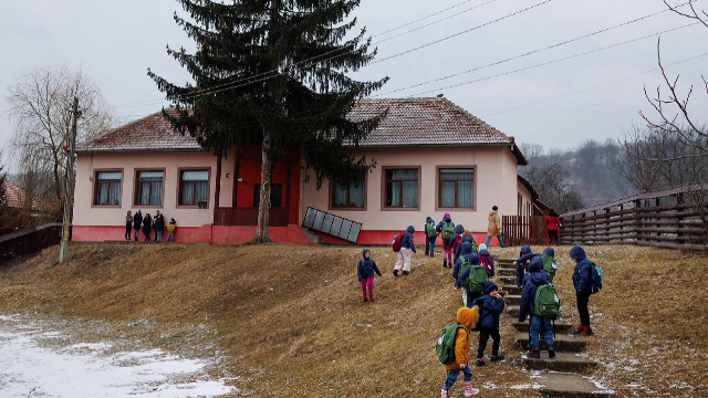 Calculele Guvernului. Câți bani ar economisi dacă ar tăia din bursele copiiilor orfani, cu boli cronice și din familii sărace