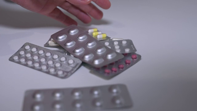 Românii au redus consumul de medicamente și suplimente. „Au început să nu mai creadă în absolut orice supliment vindecător”