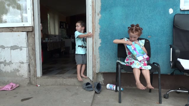 Începe școala, dar nu la fel pentru toți. Mii de copii din regiunea Moldovei au nevoie de haine, încălțăminte și rechizite