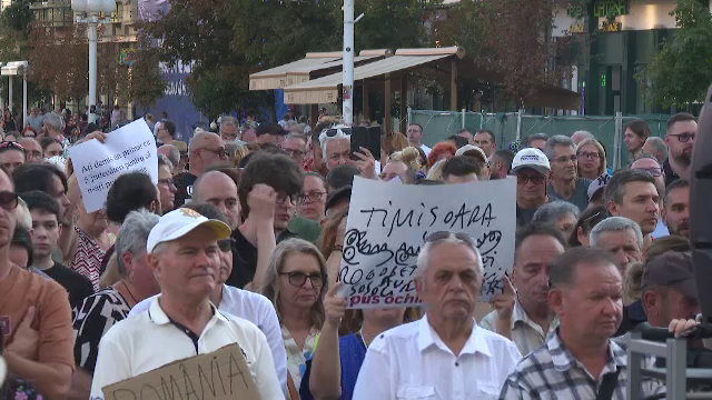Protest în Piața Victoriei din Timișoara pentru Dominic Fritz. Manifestanții contestă decizia CCR privind mandatul său