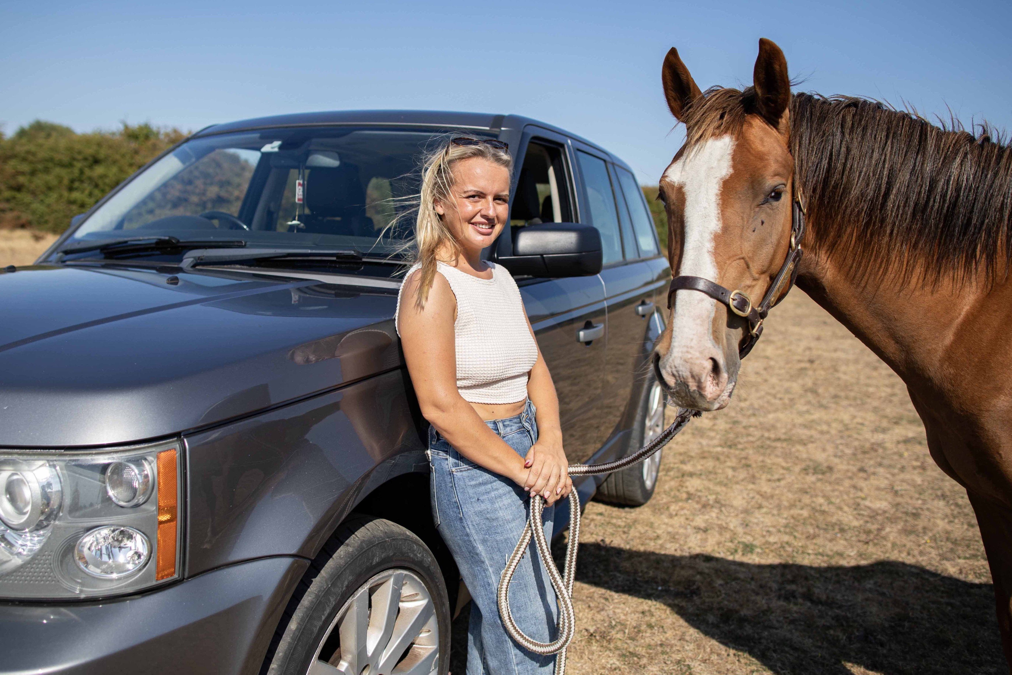 O tânără și-a oferit calul la schimb pentru o mașină, dar un străin i-a făcut cadou un Range Rover: „Nu putea fi adevărat”