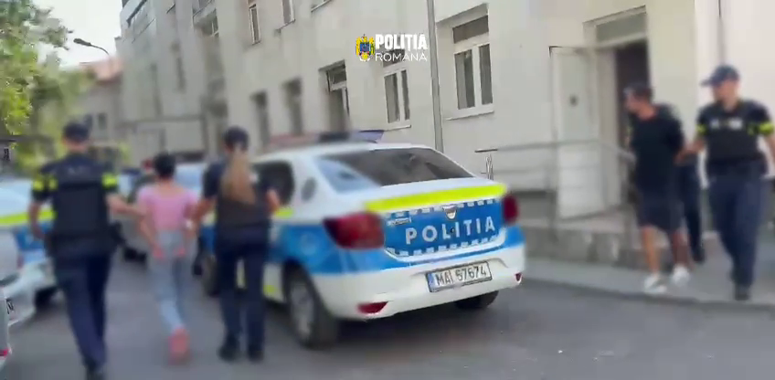 O pensionară a plătit două persoane să-i facă curat în casă, dar a rămas fără bunuri de 150.000 de lei, în București