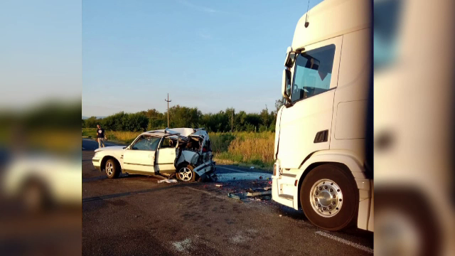 Un adolescent de 16 ani a murit pe bancheta din spate a unei mașini. Șoferul intrase într-o depășire, în Caraș-Severin