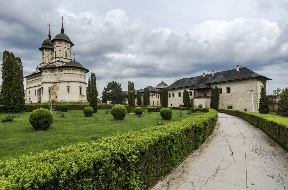 Mănăstirea din România despre care legenda spune că ascunde o comoară. Unde se află și ce simboluri ciudate ascunde