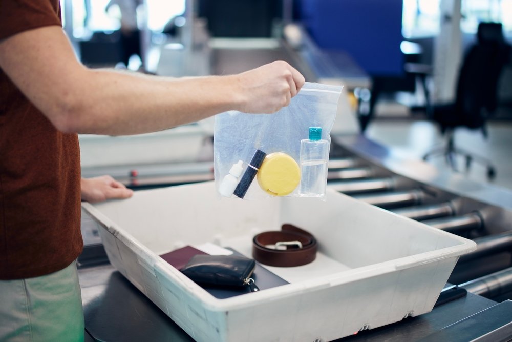 Ce lichide poți lua în avion. Ce ai voie să iei în bagajul de mână și când poți trece de limita de 100 ml