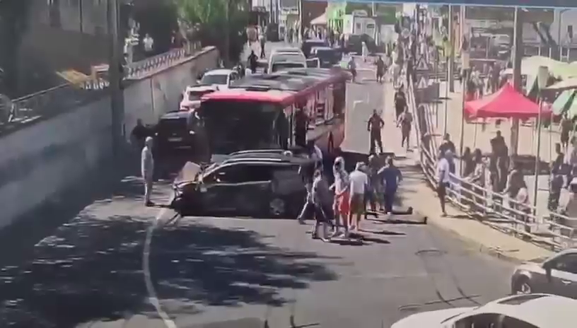 Momentul în care autobuzul a lovit cele 12 mașini în Mediaș. Șoferul avea 1,26 mg/l alcool în aerul expirat. VIDEO