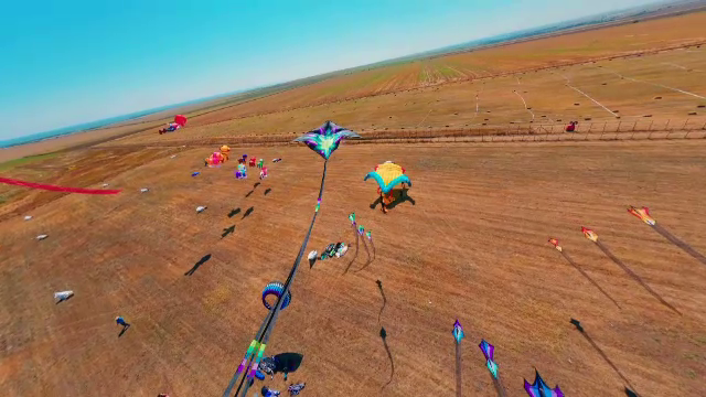 Cerul se colorează în acest weekend pe litoral. Zmeie gigantice și plimbări cu balonul cu aer cald, pe plaja de la Corbu