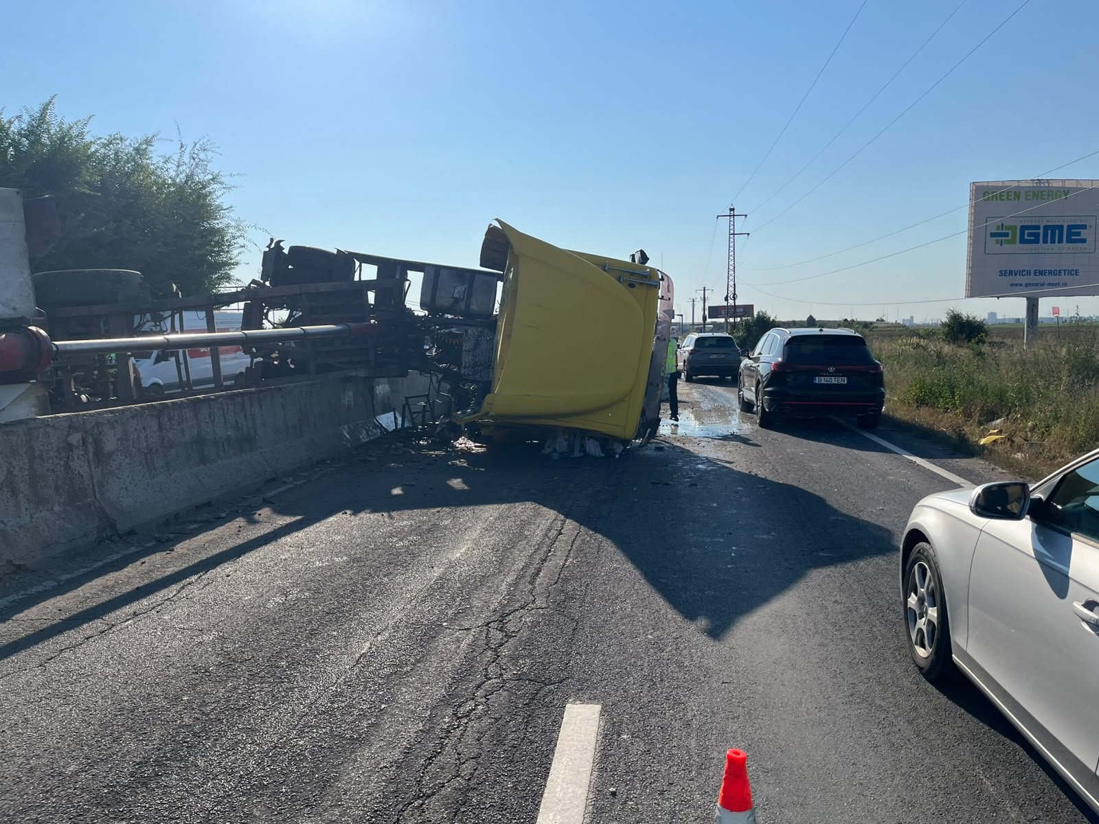 Un TIR s-a răsturnat pe DN 1 și a acroșat o mașină. Traficul este blocat pe sensul de mers către Braşov