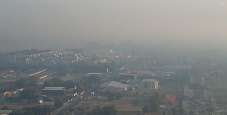 Timișoara, acoperită de fum pentru a doua zi consecutiv din cauza incendiilor din Serbia. Avertismentul DSP pentru populație