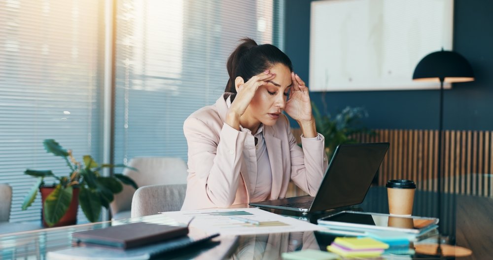 Burnout - simptomele care arată că ai ajuns la epuizare. Psiholog: „Este și o boală a muncii fără sens”