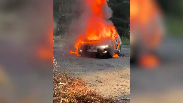 Un bărbat a fost găsit carbonizat într-o mașină cuprinsă de flăcări, pe DN1A. Ipoteza șocantă a anchetatorilor