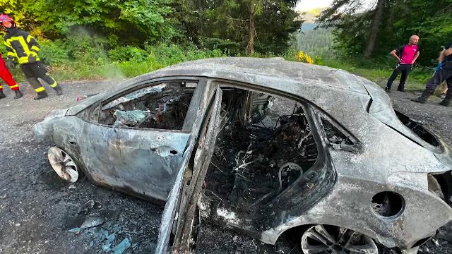 Detaliul observat de un criminalist în filmarea cu mașina incendiată în care fost găsit un bărbat carbonizat. „Asta arată”