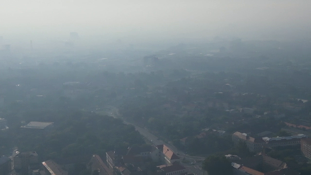 Unde se simte cel mai puternic fumul în Timișoara. Zonele cele mai afectate de incendiile din Serbia