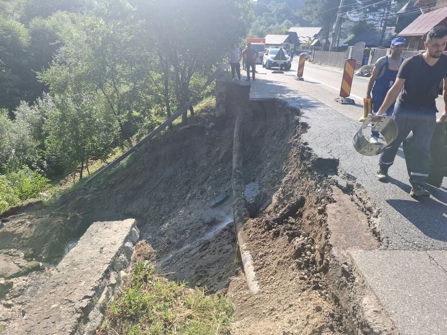 Drumul Buzău–Brașov, blocat parțial după surparea carosabilului. Apa scursă dintr-o conductă spartă a deteriorat drumul