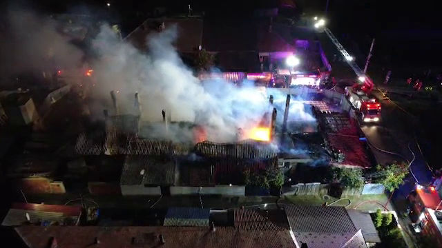 Incendiu violent într-un complex de locuințe sociale din Timiș. Un bărbat a murit încercând să-și salveze câinele captiv