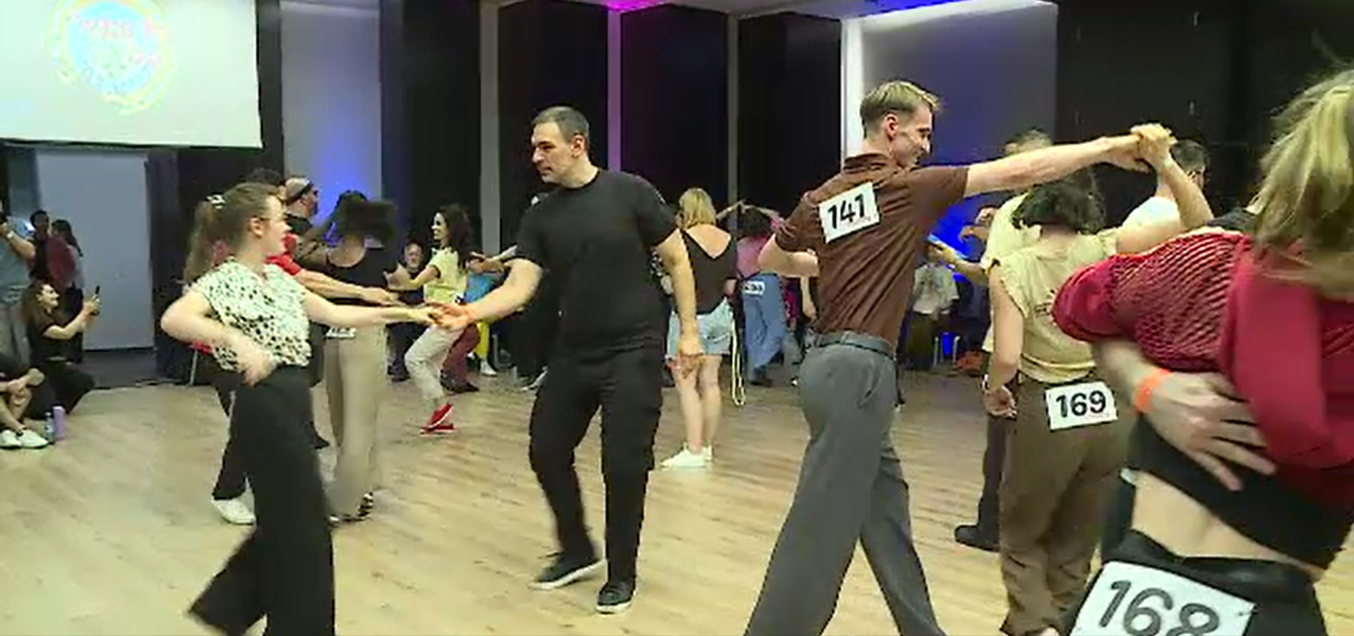 „West Coast Swing”, dansul care îi cucerește pe bucureșteni. Peste 300 de dansatori au umplut ringul în weekend