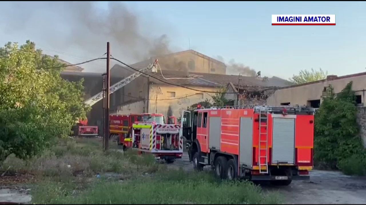 Două ore de luptă cu focul la Arad. Pompierii au cerut întăriri pentru a stinge incendiul de la depozitul de electrocasnice