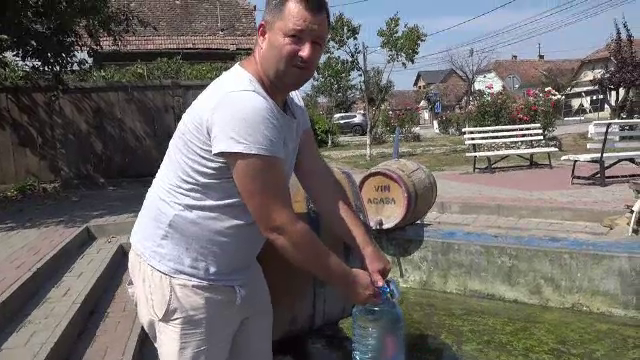 „De două ori pe săptămână, cu trei bidoane, stau ore întregi la izvor” – cum își asigură localnicii apa potabilă în Mureș