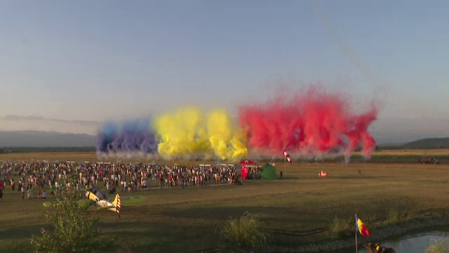Show aviatic spectaculos la Târgu Jiu. Șoimii României au făcut spectacol pe cer, la 150 de ani de la nașterea lui Brâncuși