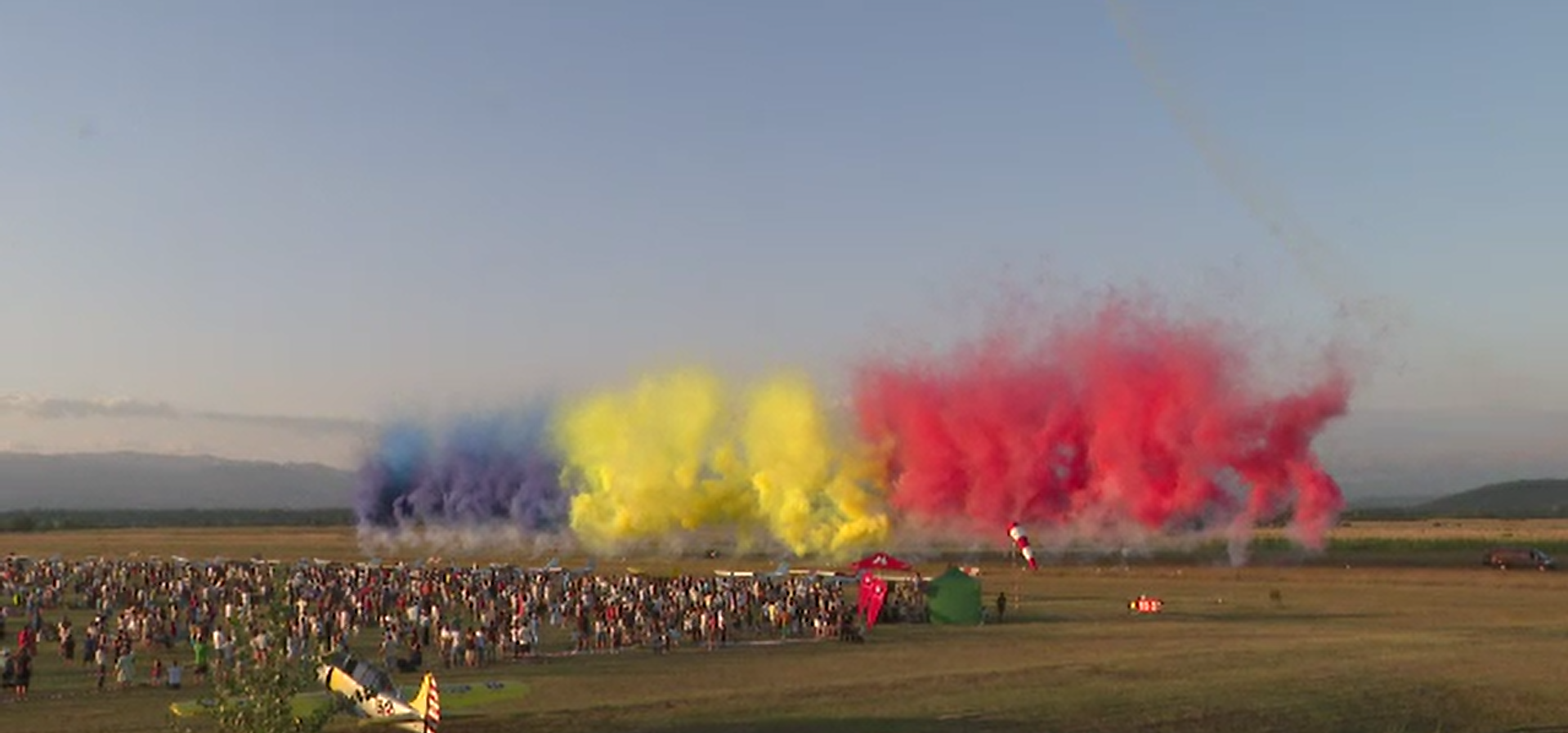 Avioane, elicoptere de luptă și acrobații spectaculoase pe cerul din Târgu Jiu. Ce a pățit un pilot venit din Tuzla