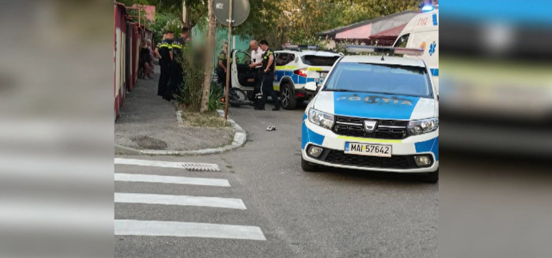 Adolescent de 17 ani, urmărit de polițiști pe motocicletă, s-a izbit de o mașină de poliție în Capitală. Ce voia să ascundă