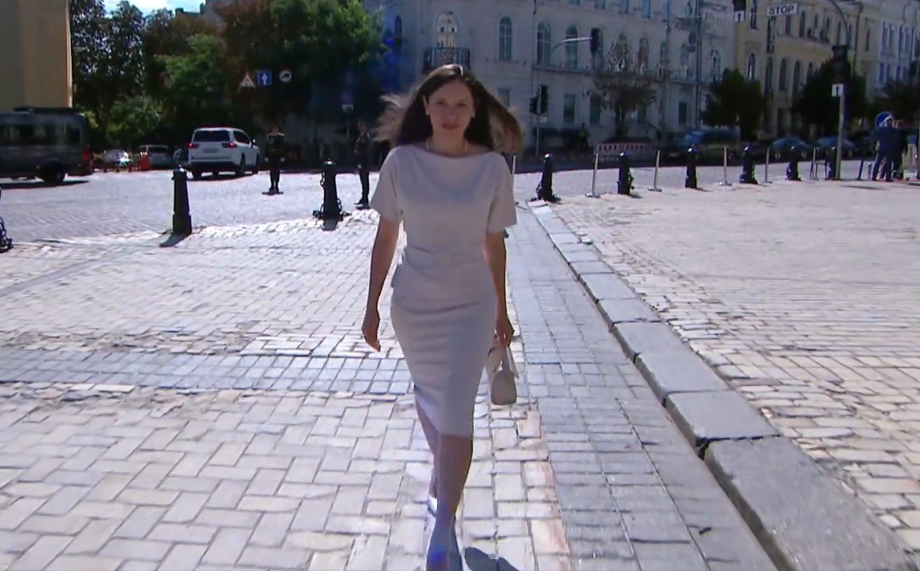 Cât costă rochia purtată de Mirabela Grădinaru în Ucraina. Ținuta personalizată pentru partenera președintelui