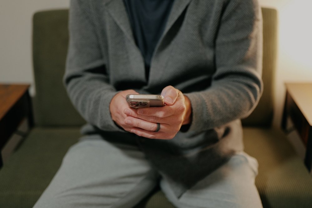 Un bărbat a fost înșelat cu 450.000 de euro de un bărbat care s-a dat drept polițist, în Germania. Ce i-a spus la telefon