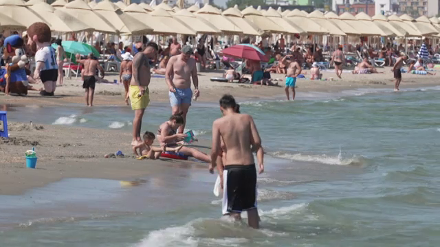 Vreme bună și reduceri la cazare pe litoral. Prețurile de pe plajă și din restaurante îi nemulțumesc însă pe turiști