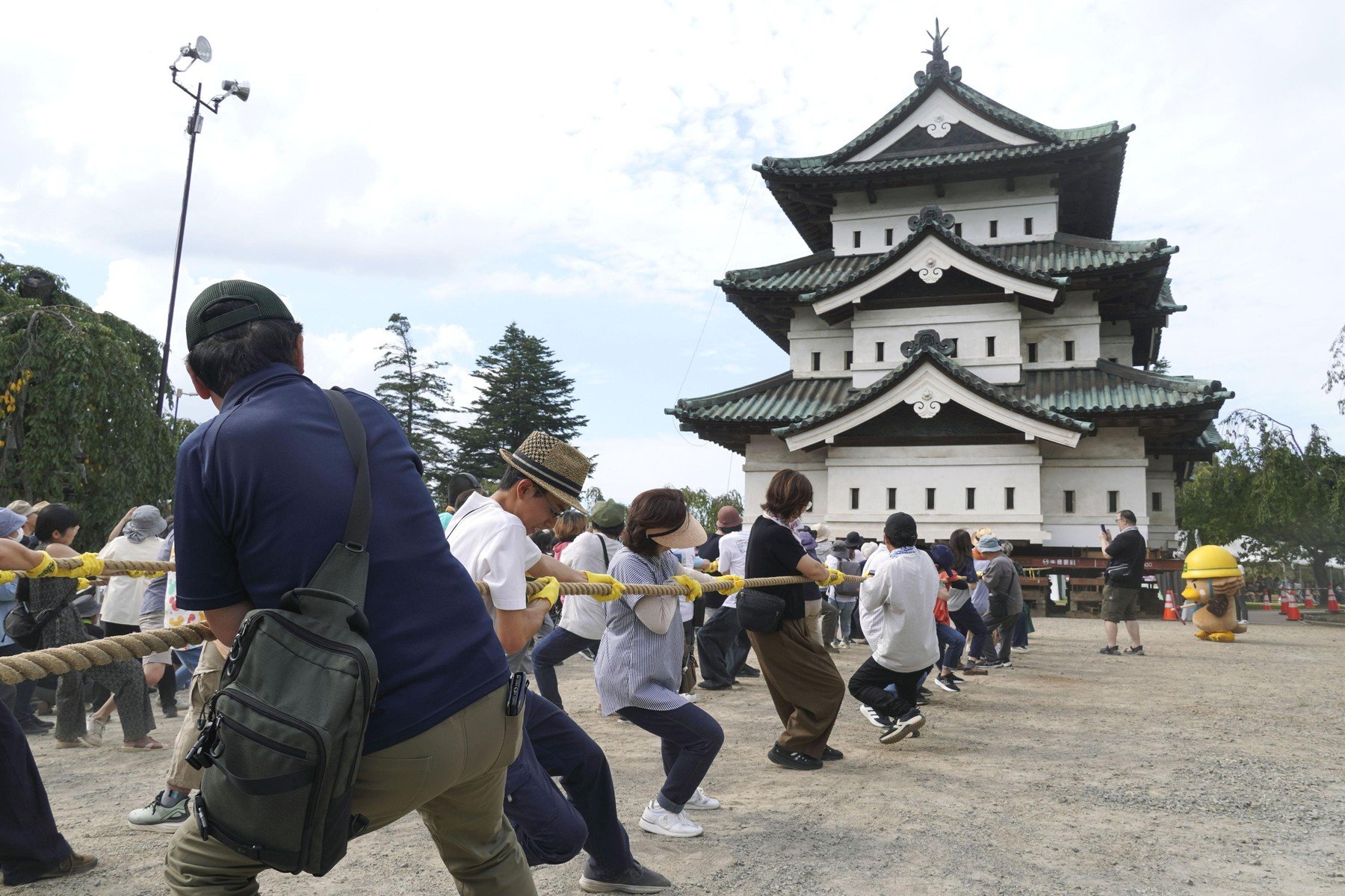Un castel de 360 de tone a fost mutat cu frânghiile, în Japonia. 1.800 de oameni au deplasat construcția | VIDEO