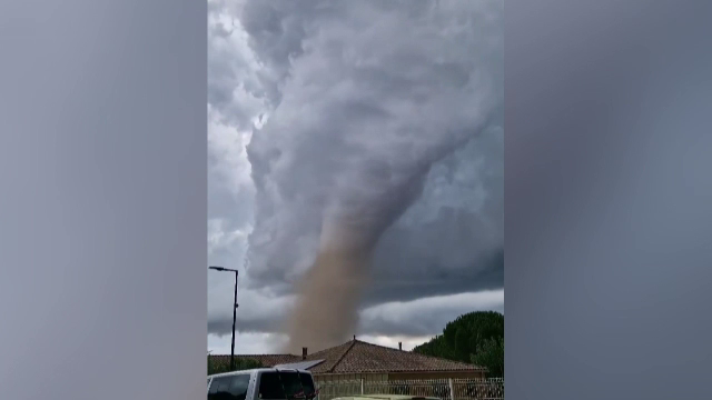 Tornadă devastatoare în sud-vestul Franței. Zeci de răniți, între care și o femeie însărcinată și sute de case avariate