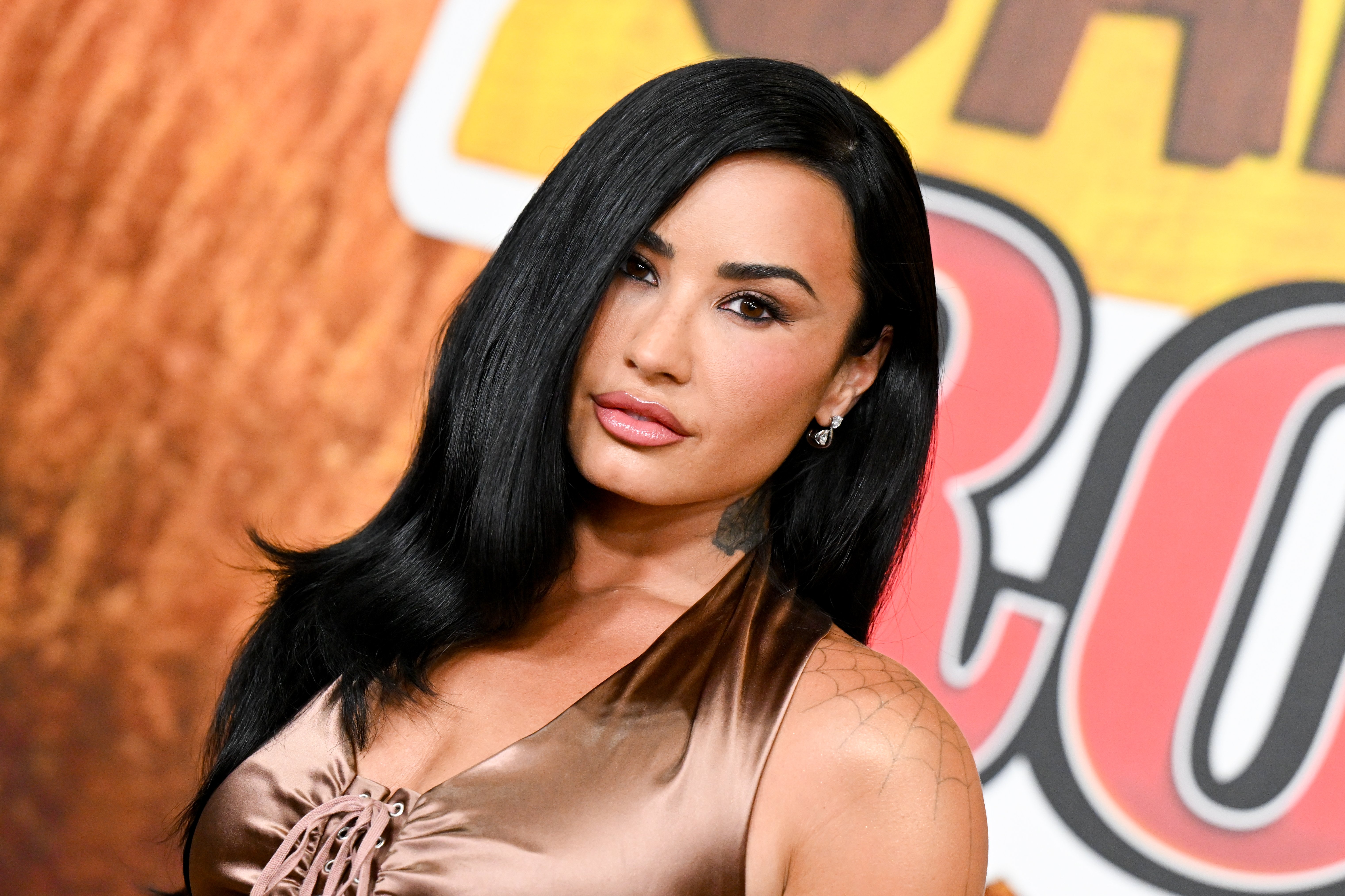 Demi Lovato, apariție spectaculoasă într-o rochie mulată la premiera „Camp Rock 3” | GALERIE FOTO