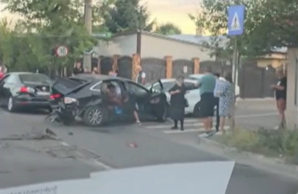 Băut, drogat și fără permis, un tânăr de 17 ani a provocat un carambol în Capitală. 6 mașini avariate, 4 persoane rănite