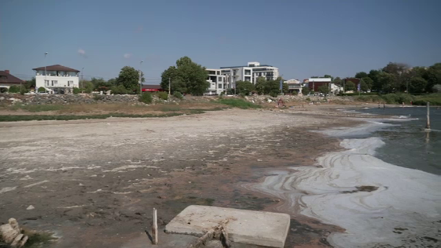 Seceta golește lacul Techirghiol. Apa s-a retras zeci de metri, iar pontonul a rămas suspendat pe uscat