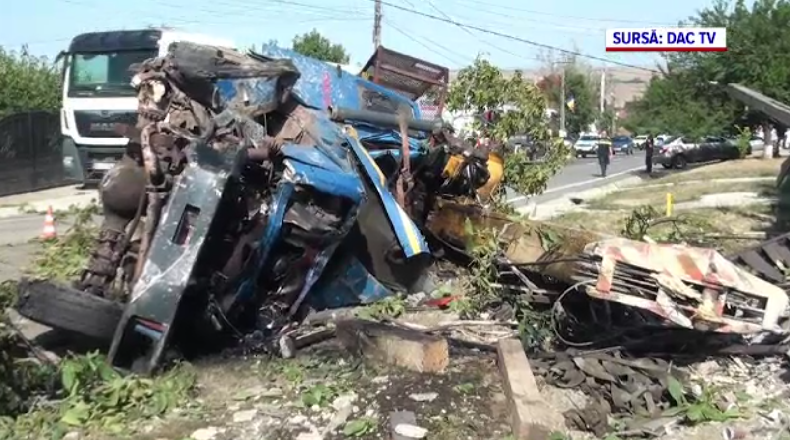 Accident grav în Iași. Șoferul și pasagerul au sărit dintr-un camion de 38 de tone scăpat de sub control