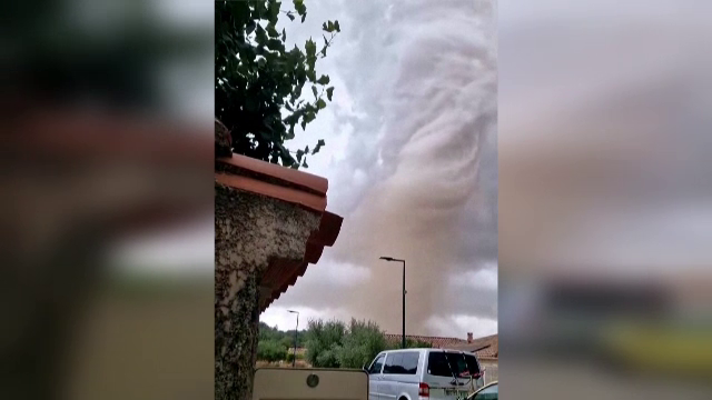 Tornadă uriașă în sudul Franței. Vântul a depășit la rafală 120 de km pe oră, sute de locuinte au fost avariate. VIDEO