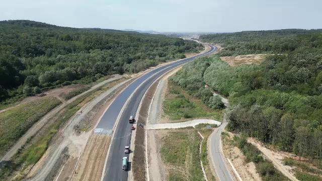 Bolojan: „Încă 47 de kilometri din Autostrada Moldovei vor intra în trafic de luni. Vor fi în total 242 de km dintre cei 319”