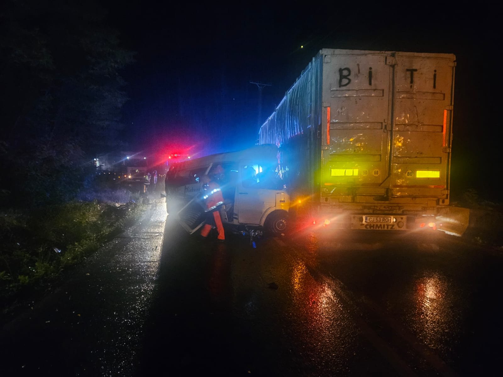 Accident cumplit în Brezoi. Un șofer a murit după ce autoutilitara pe care o conducea s-a izbit de un TIR