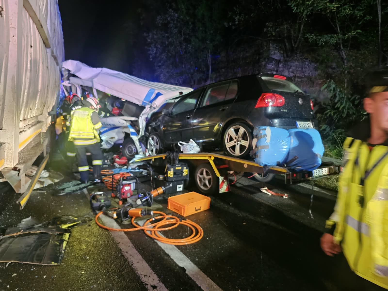 Accident cumplit în Brezoi. Un șofer a murit după ce autoutilitara pe care o conducea s-a izbit de un TIR