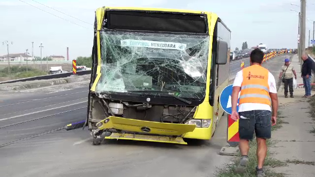 Manevră greșită la ieșirea de pe șantier: cum un camion de 14 tone a intrat într-un autobuz cu navetiști, lângă Timișoara