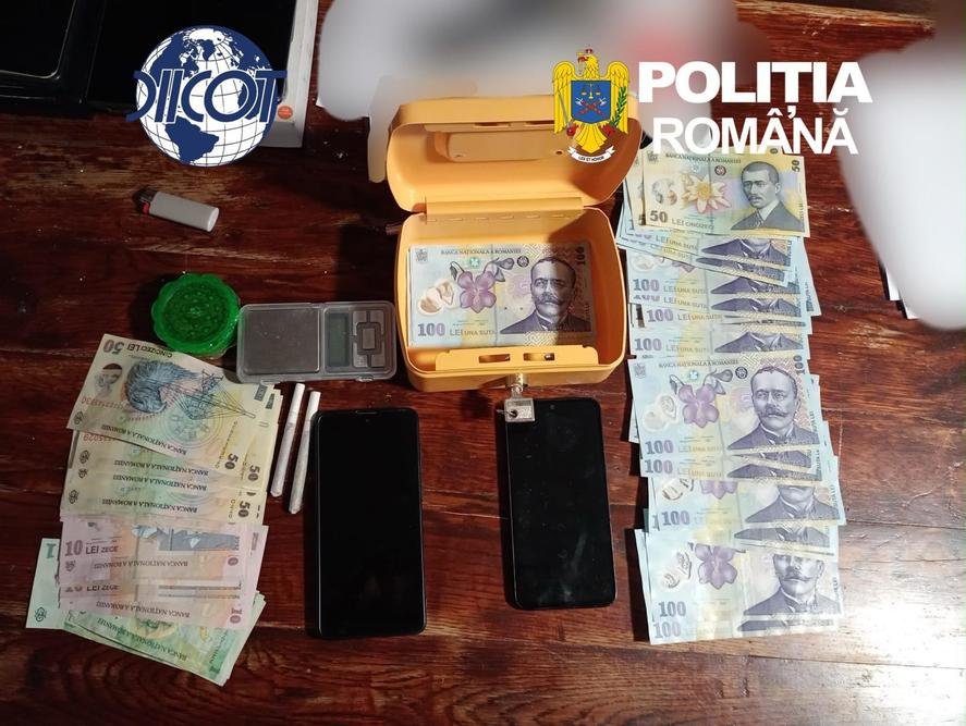 Un copil de 10 ani a fost folosit de o grupare infracțională din Arad pentru vânzare de droguri. 10 suspecți au fost reținuți