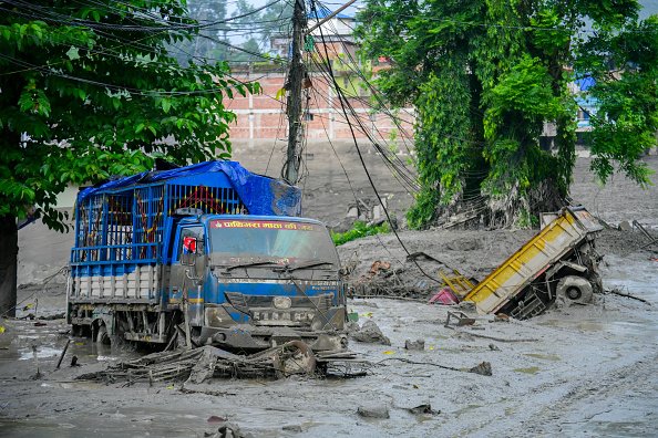 Un torent puternic și un val gigantic au distrus totul în cale. Galerie foto cu dezastrul provocat de viitura din Nepal