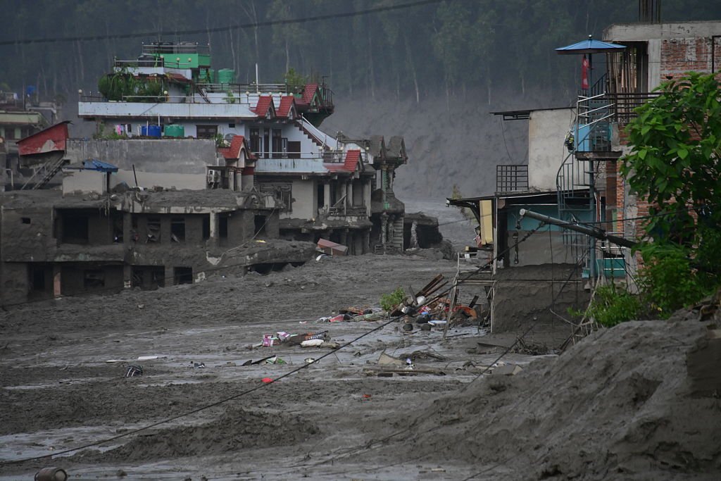 Ce a provocat viitura ucigașă din Nepal și Tibet. Cauza dezastrului soldat cu cel puțin 165 de morți și sute de dispăruți