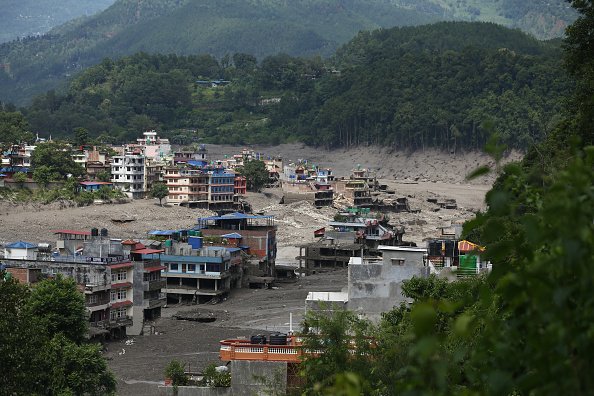 Amploarea distrugerilor provocate de viitura din Nepal, surprinsă în imagini. Peste 1.300 de oameni dispăruți