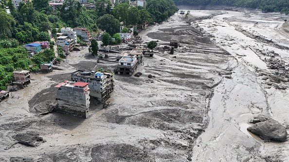 Noi imagini cu viitura parcă apocaliptică produsă în Nepal. Există riscul unor noi inundații devastatoare