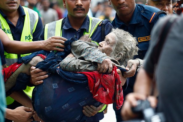 Imagini sfâșietoare cu oamenii care încearcă să fugă din calea viiturii devastatoare din Nepal și Tibet. „Nicio șansă”