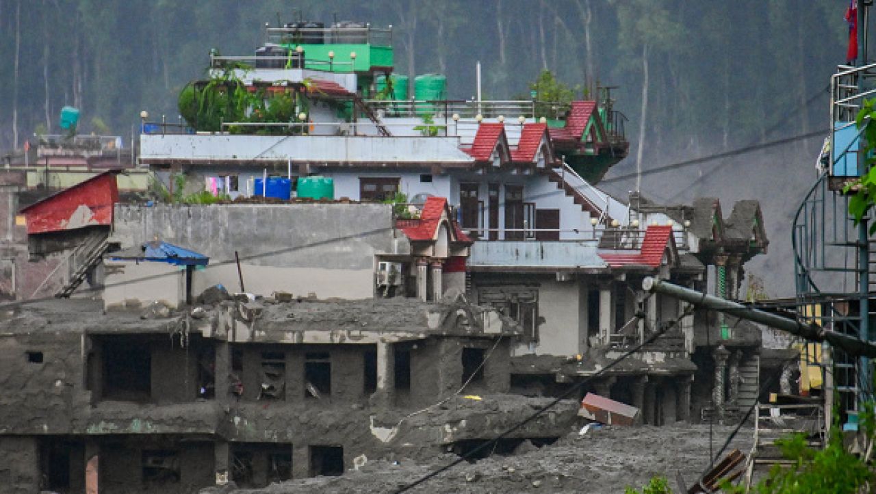 Profesori din Nepal salvează copii din viituri, povești de speranță în tragedie